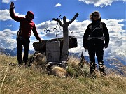 08 All'altare con croce del Mincucco (1850 m) con vento 